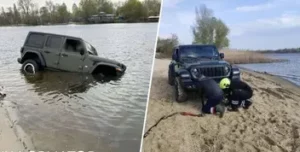 Jeep Wrangler опинився у затоці Дніпра: у Києві рятувальники витягали авто з води