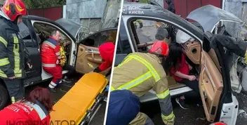 Серйозна ДТП у Печерському районі: пасажирку Porsche деблокували рятувальники